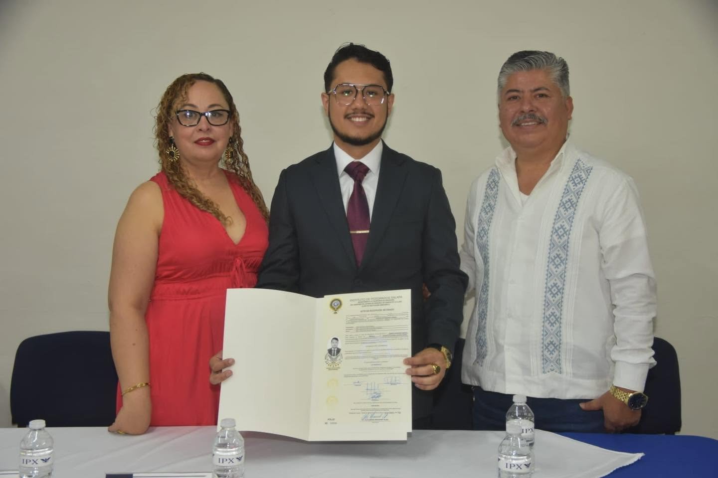 Egresado durante una ceremonia académica del IPX