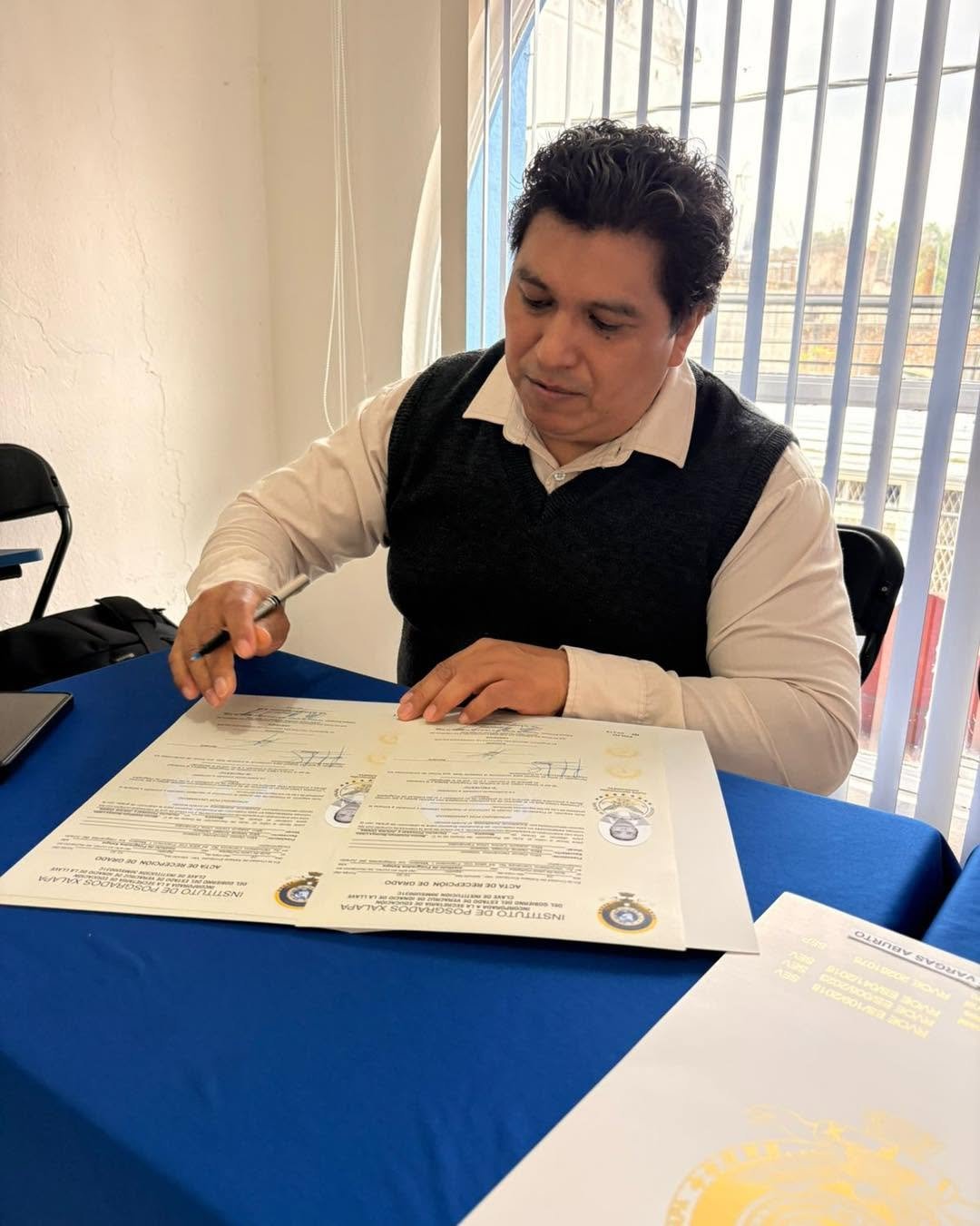 Participante firmando documentación académica